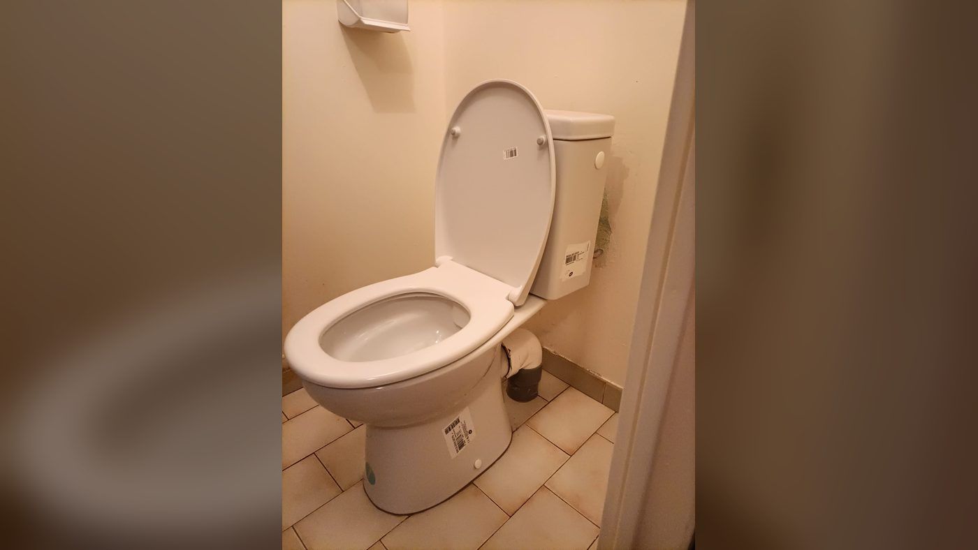 WC neuf avec réservoir attenant posé par La Tuyauterie Française en Île-de-France
