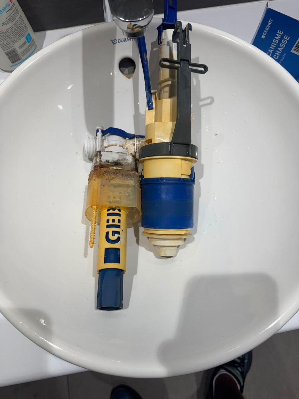 Robinet flotteur et mécanisme de chasse d'eau entartrés, déposés lors d'une intervention La Tuyauterie Française