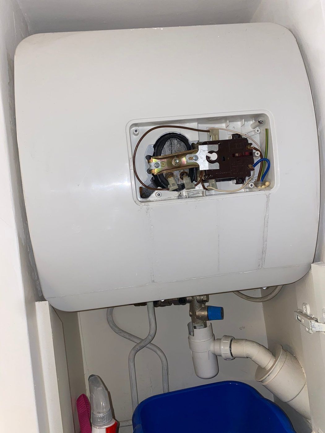 Chauffe-eau horizontal avec capot ouvert sur thermostat et résistance