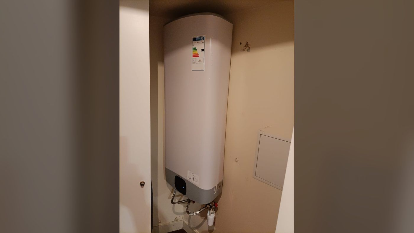 Chauffe-eau électrique plat posé dans un placard étroit par La Tuyauterie Française en Île-de-France