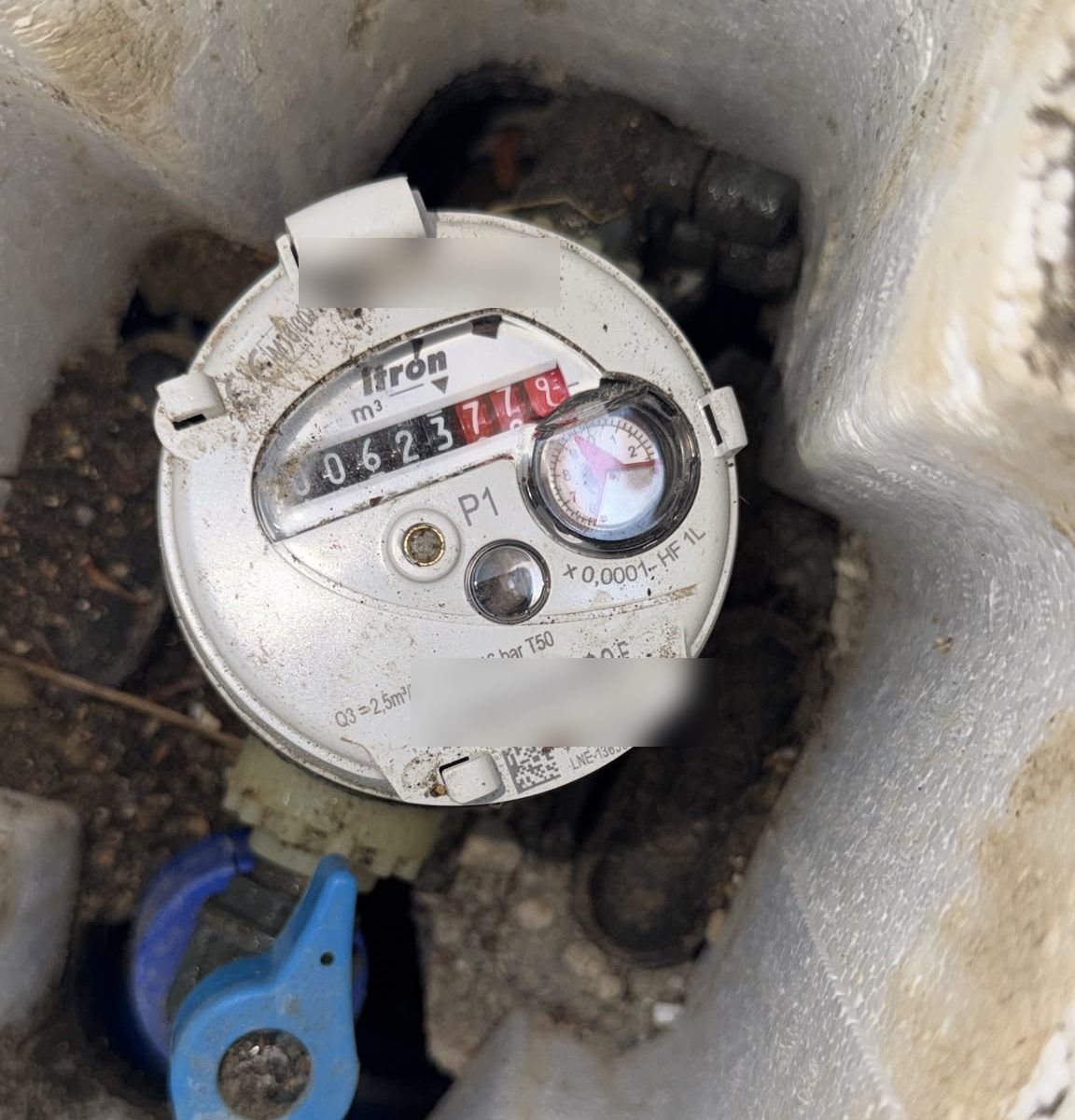 Compteur d'eau dans son regard, relevé avant recherche de fuite après compteur