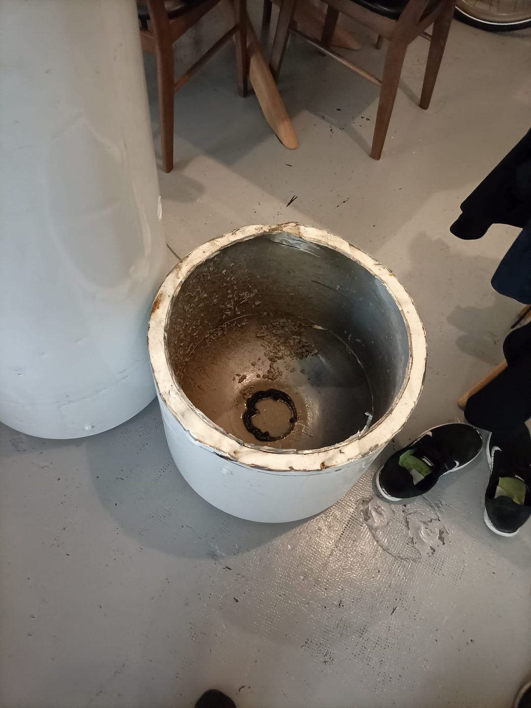 Dépôt de calcaire au fond d'une cuve de chauffe-eau