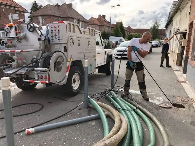 Camion hydrocureur haute pression en intervention sur une canalisation collective en Île-de-France