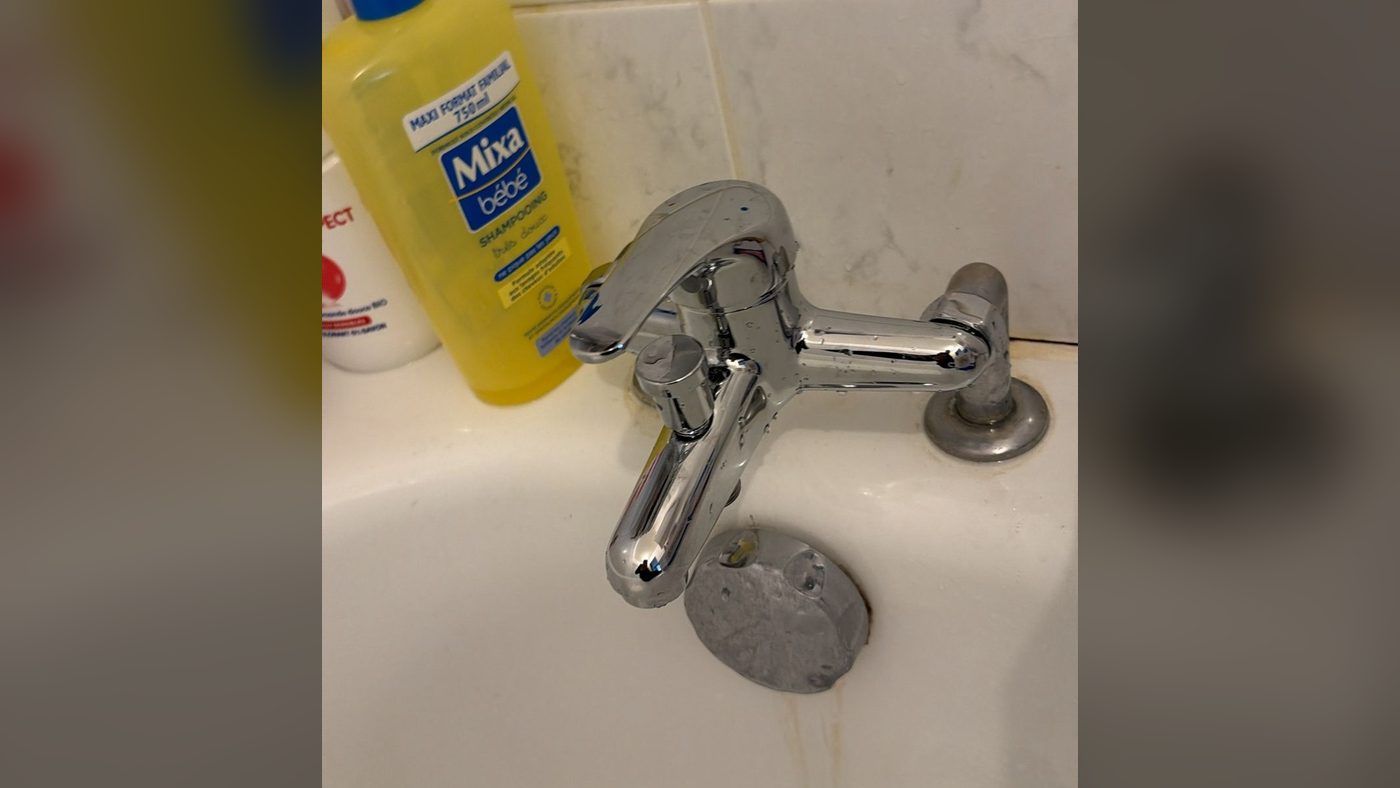 Mitigeur bain-douche mécanique posé sur le rebord d'une baignoire, remplacement par La Tuyauterie Française en Île-de-France