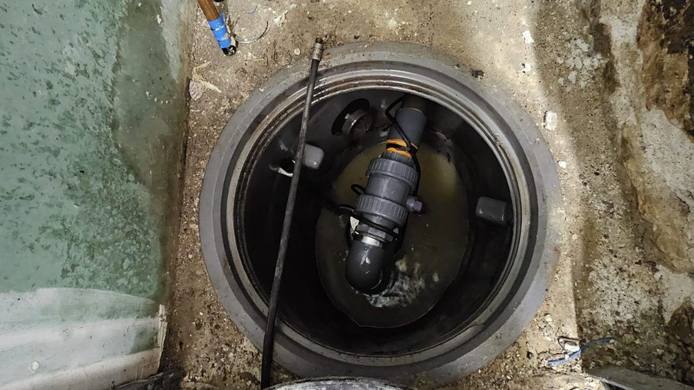 Poste de relevage avec pompe immergée et clapet anti-retour dans sa cuve, installation par La Tuyauterie Française en Île-de-France