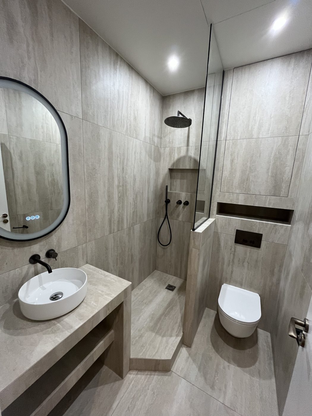 Douche à l'italienne avec siphon de sol dans une salle de bain rénovée par La Tuyauterie Française en Île-de-France