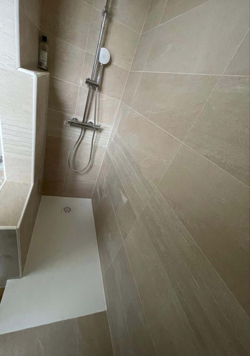 Douche avec receveur extra-plat affleurant posé à l'emplacement d'une ancienne baignoire, rénovation par La Tuyauterie Française en Île-de-France