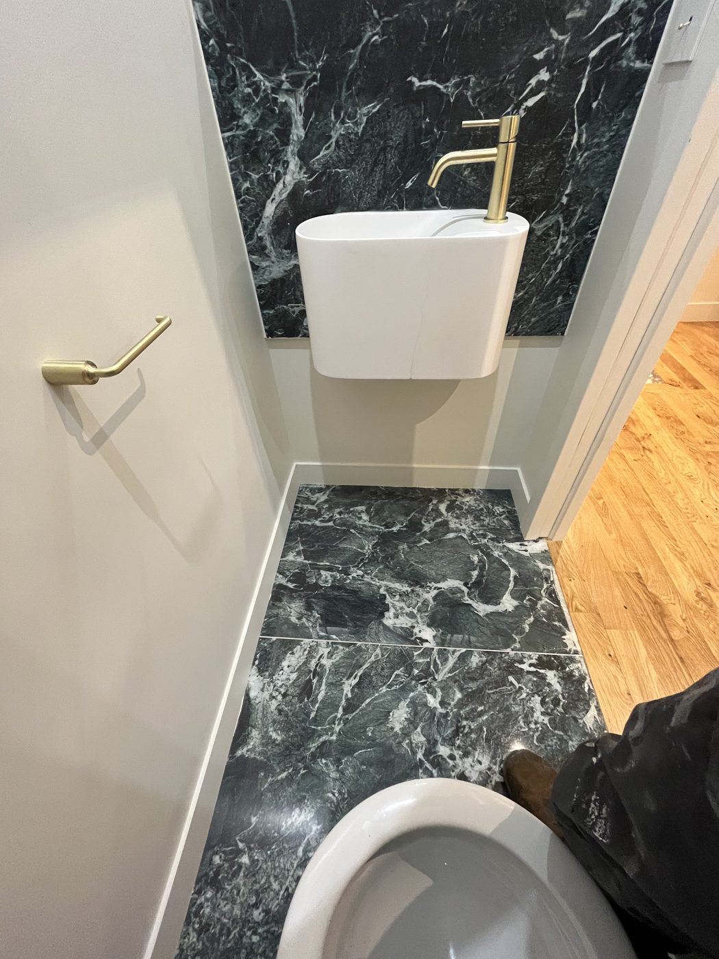 WC suspendu avec bâti-support posé lors d'une rénovation de salle de bain en appartement, La Tuyauterie Française en Île-de-France