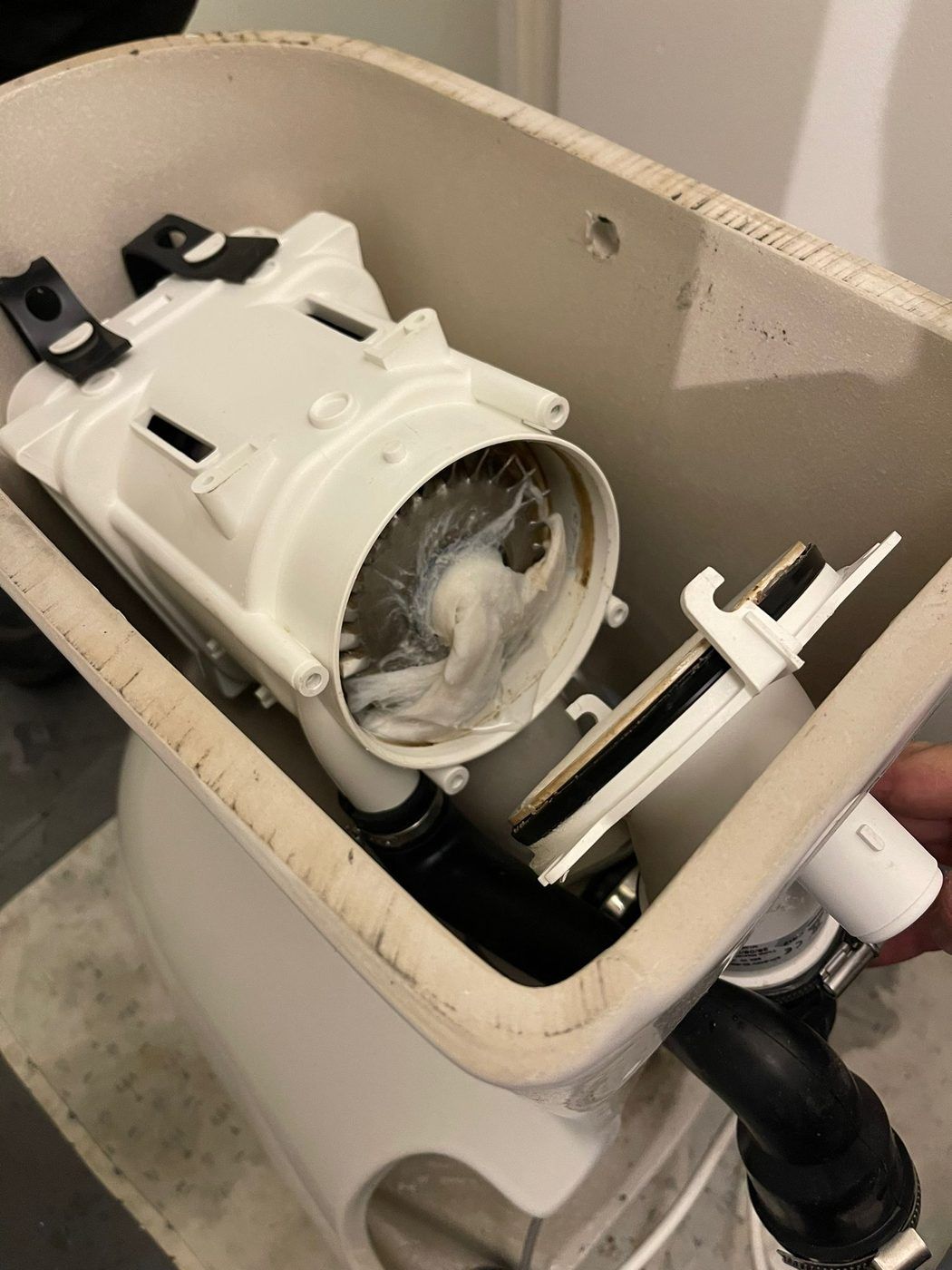 Macérateur de sanibroyeur bouché par des lingettes