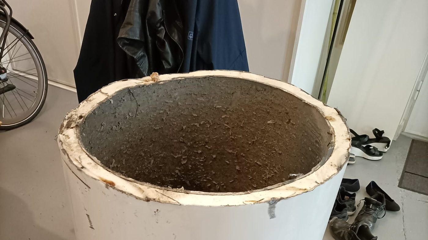 Cuve de chauffe-eau découpée remplie de tartre, eau calcaire constatée par La Tuyauterie Française en Île-de-France