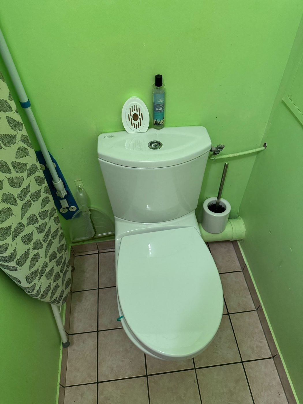 Réservoir de WC classique attenant à la cuvette, configuration courante en Île-de-France