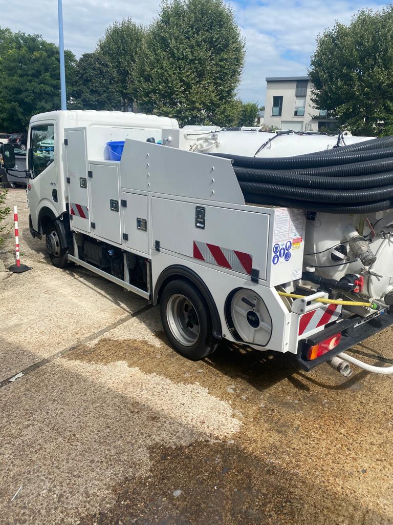 Camion hydrocureur professionnel de La Tuyauterie Française pour débouchage haute pression en IDF