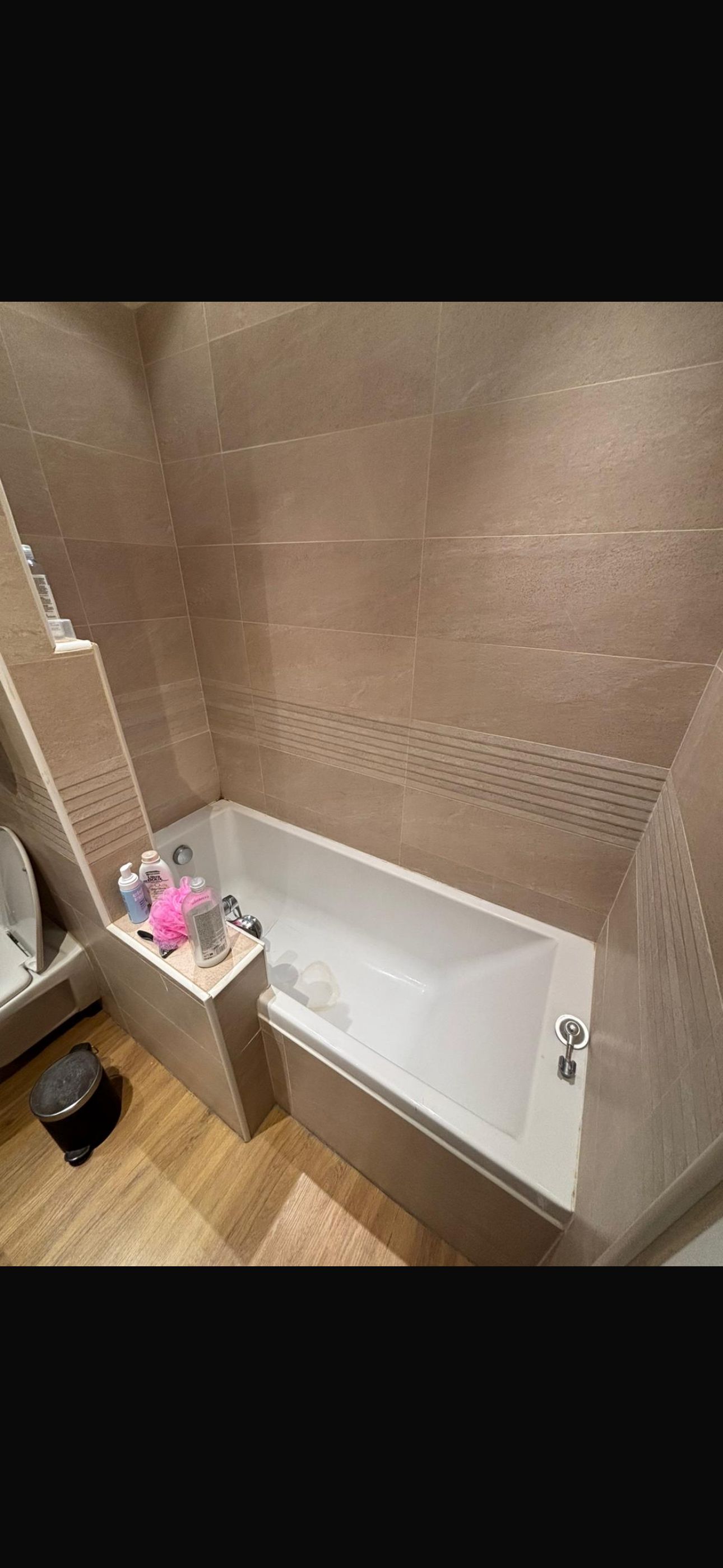 Baignoire avant transformation en douche à Paris
