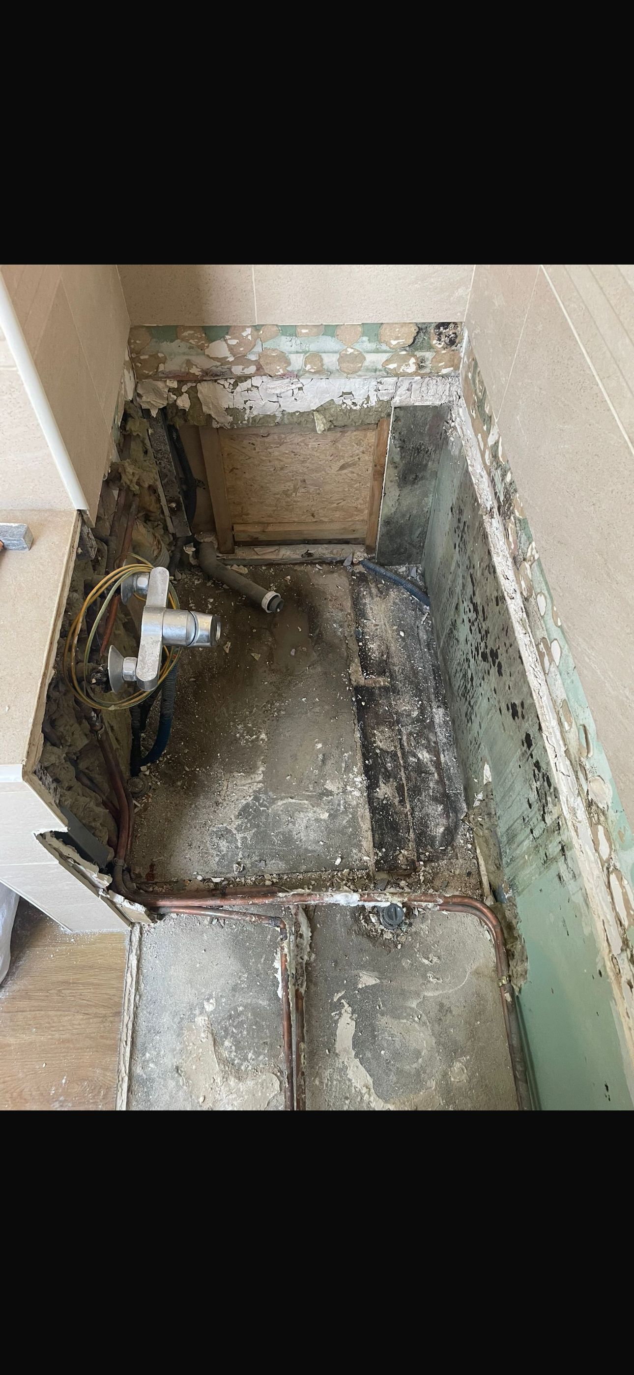 Dépose de baignoire et reprise plomberie cuivre lors d'une transformation en douche à Paris