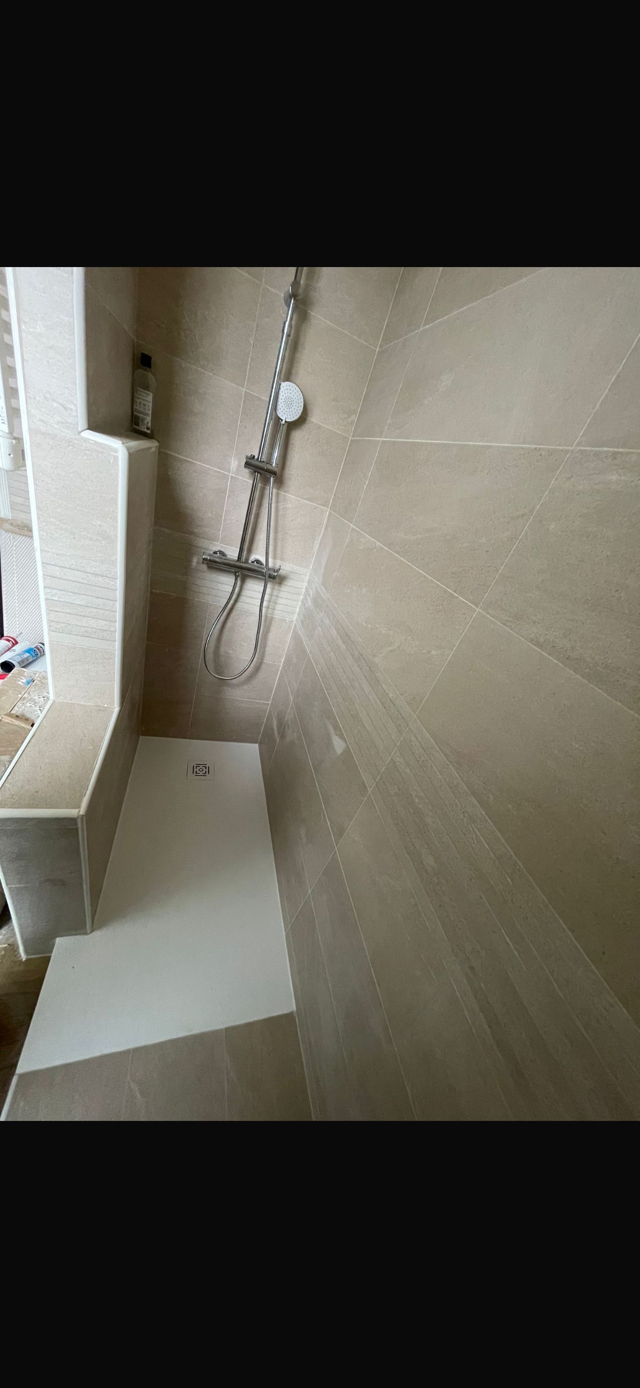 Baignoire transformée en douche italienne avec colonne thermostatique à Paris