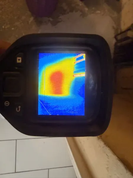 Image thermique d'une zone humide derrière un mur détectée par caméra infrarouge — plombier IDF