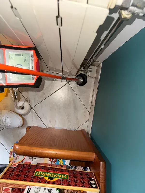 Injection de gaz traceur dans une canalisation pour localiser une fuite — plombier IDF