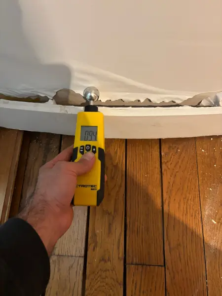 Mesure d'humidité sur plinthe avec humidimètre — diagnostic fuite plombier IDF